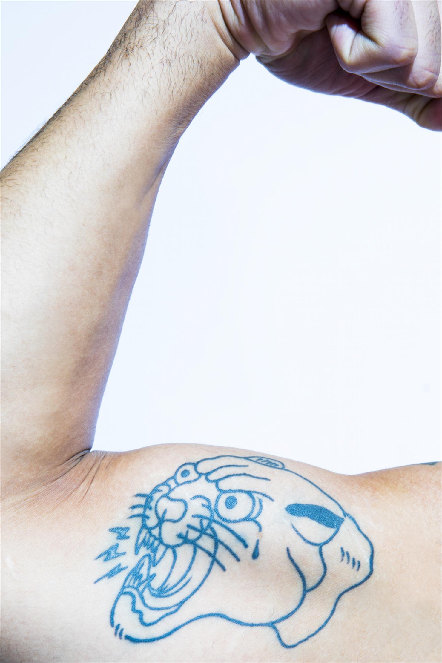 Anderson Paak blue tiger bicep tattoo
