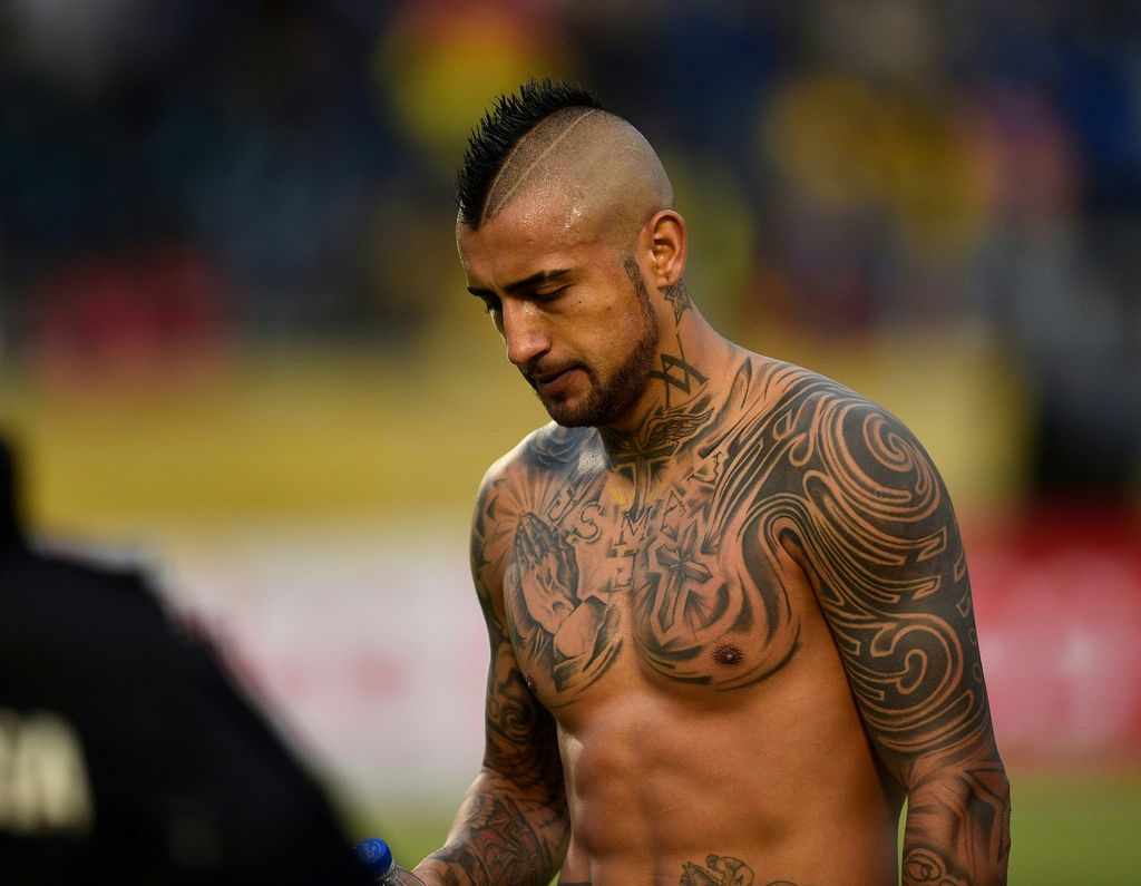 Arturo Vidal family name and shoulder tattoos