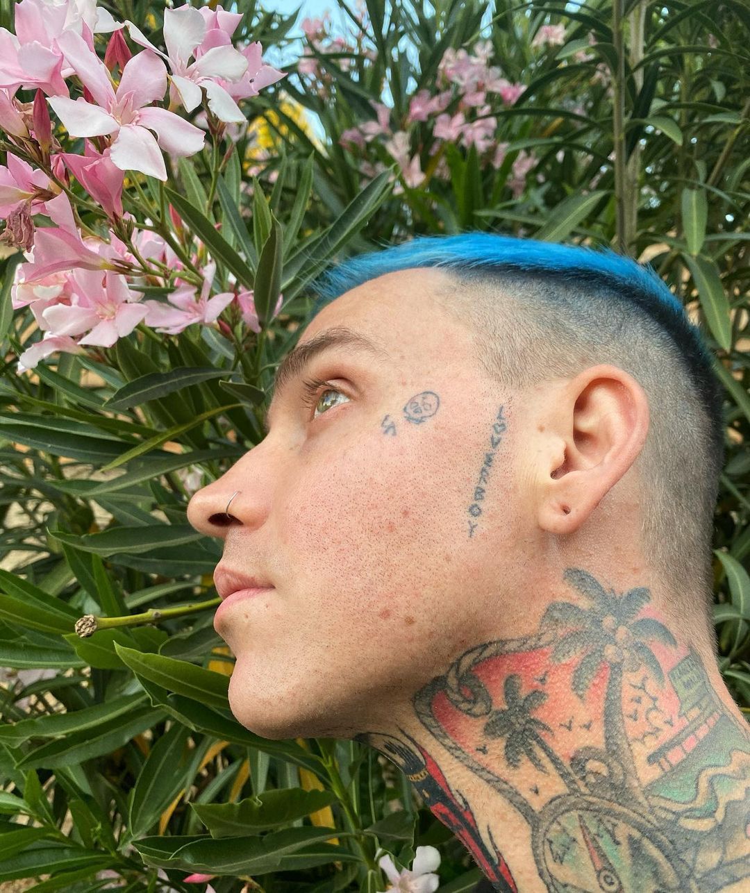 Blackbear the neck pieces bring in flowers and scenery