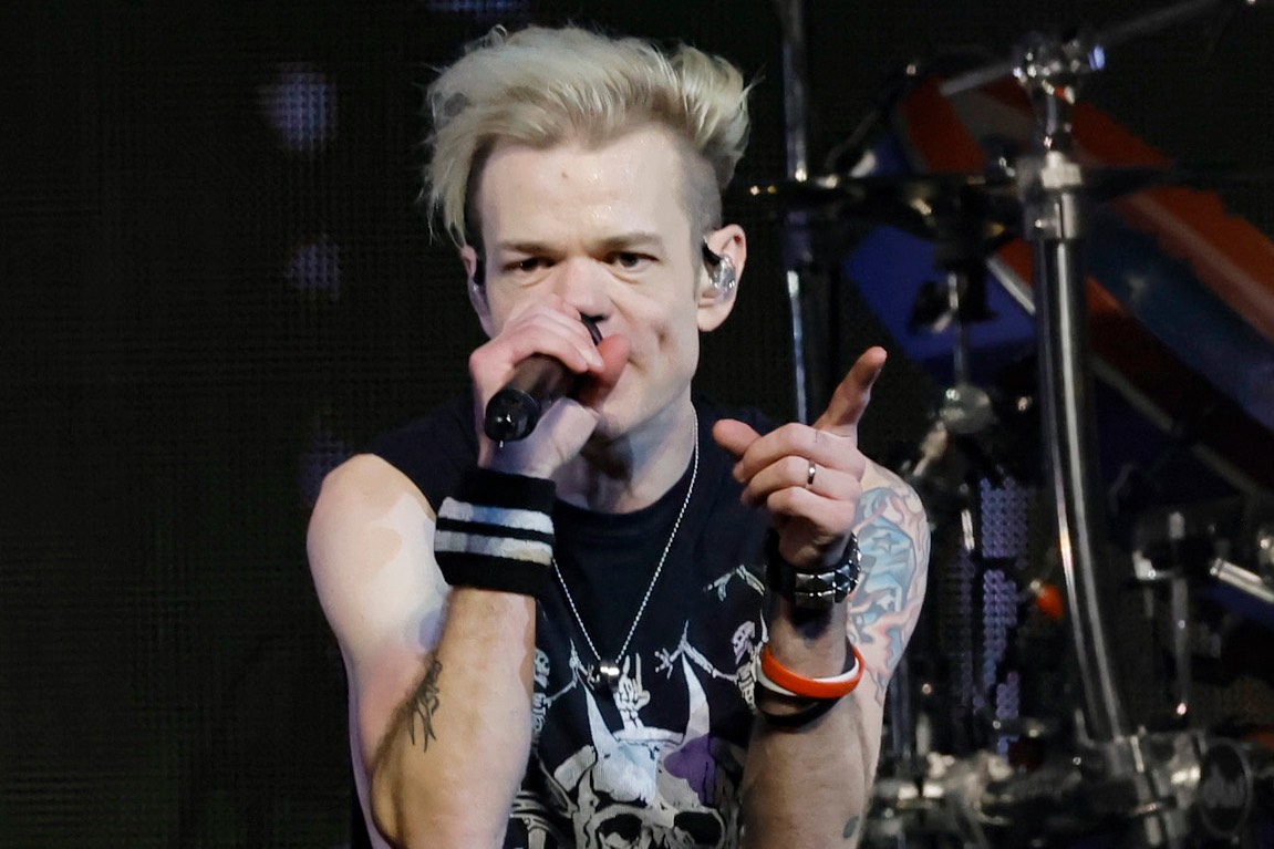 Deryck Whibley stage tattoos