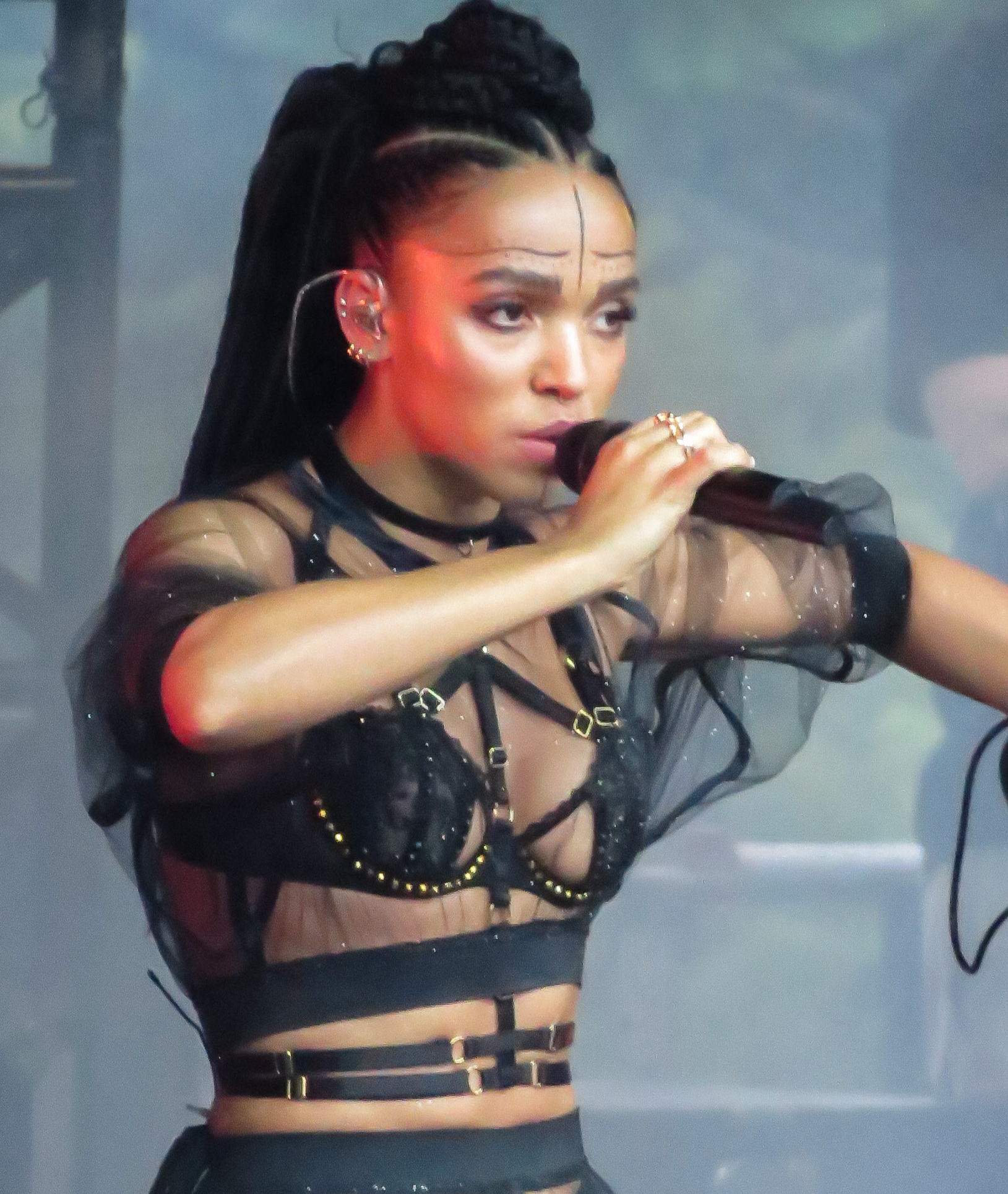 FKA twigs performance body art