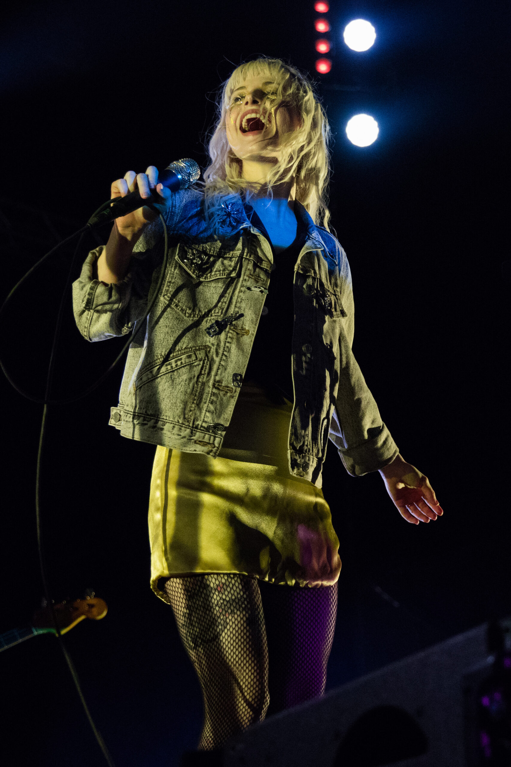 Hayley Williams tattoos during 2017 performance