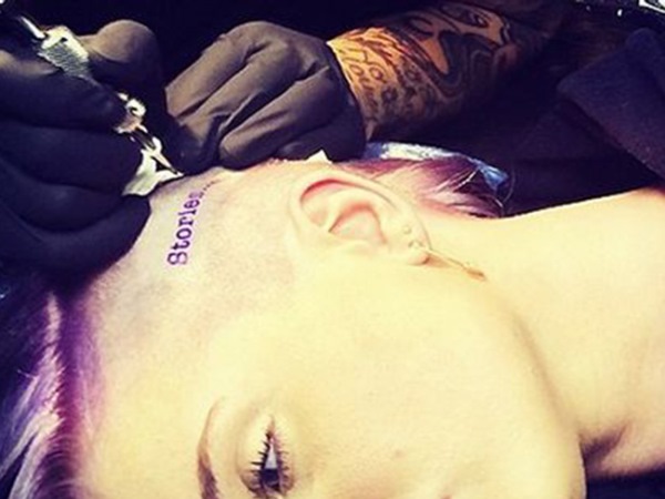 Kelly Osbourne tattoos: Stories head tattoo on Kelly Osbourne’s shaved scalp