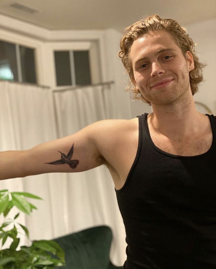 Luke Hemmings hummingbird tattoo near his right side