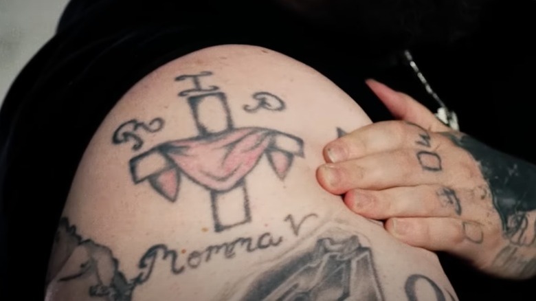 Jelly Roll’s shoulder cross and Mama V memorial lettering