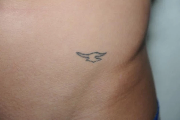 Justin Bieber showing the first bird tattoo near his lower abdomen