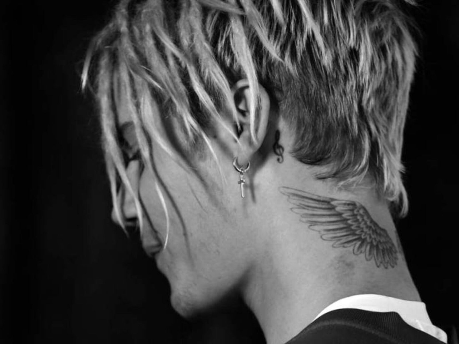 Justin Bieber showing the wings tattoo on the back of his neck