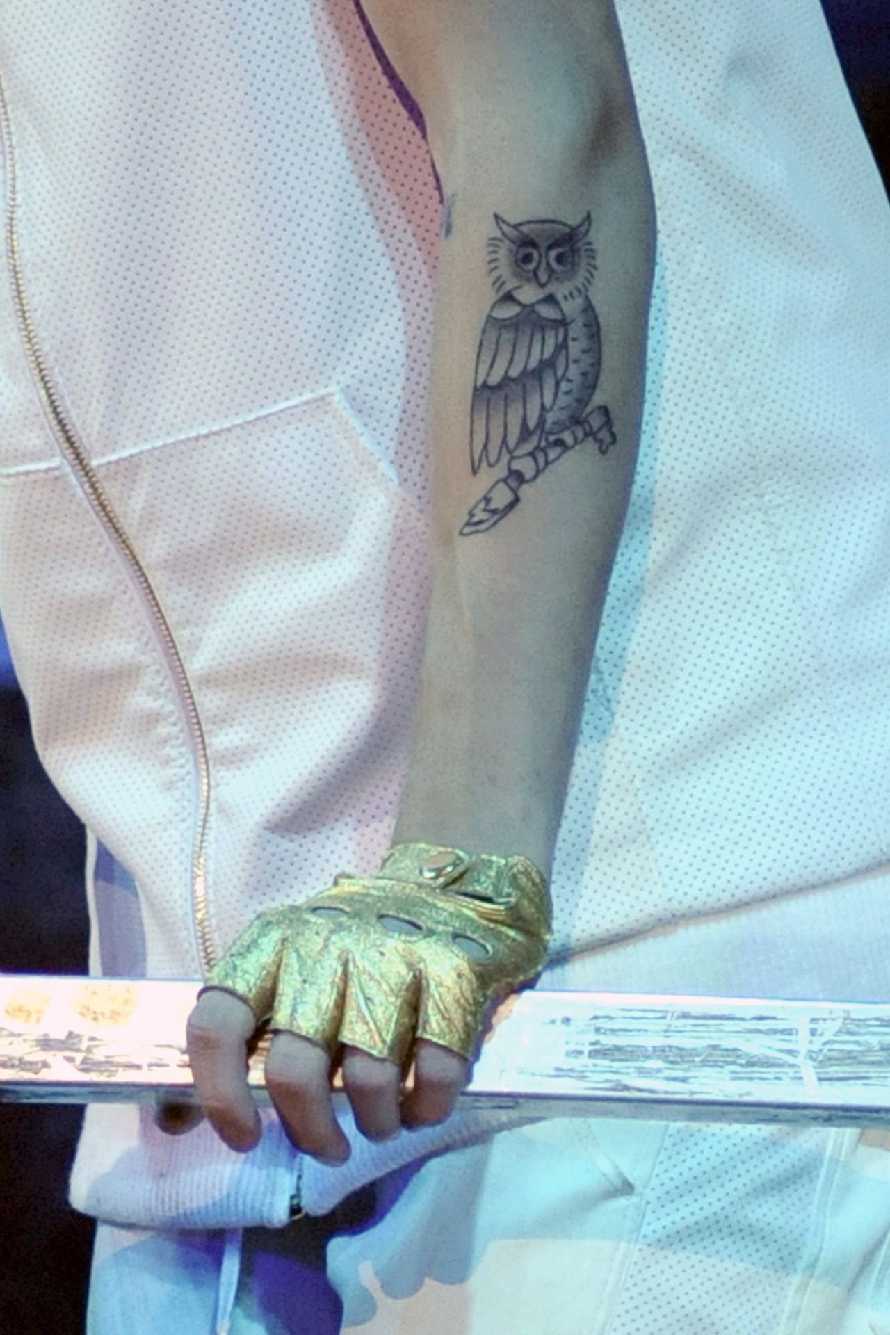 Justin Bieber showing the owl tattoo on his left forearm