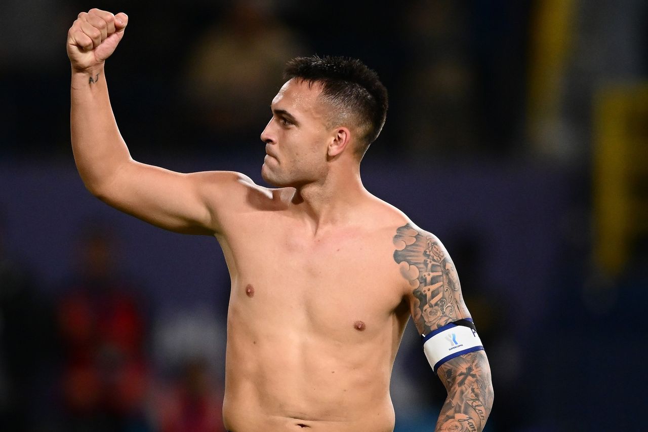 Lautaro Martínez Néstor name tattoo on his forearm