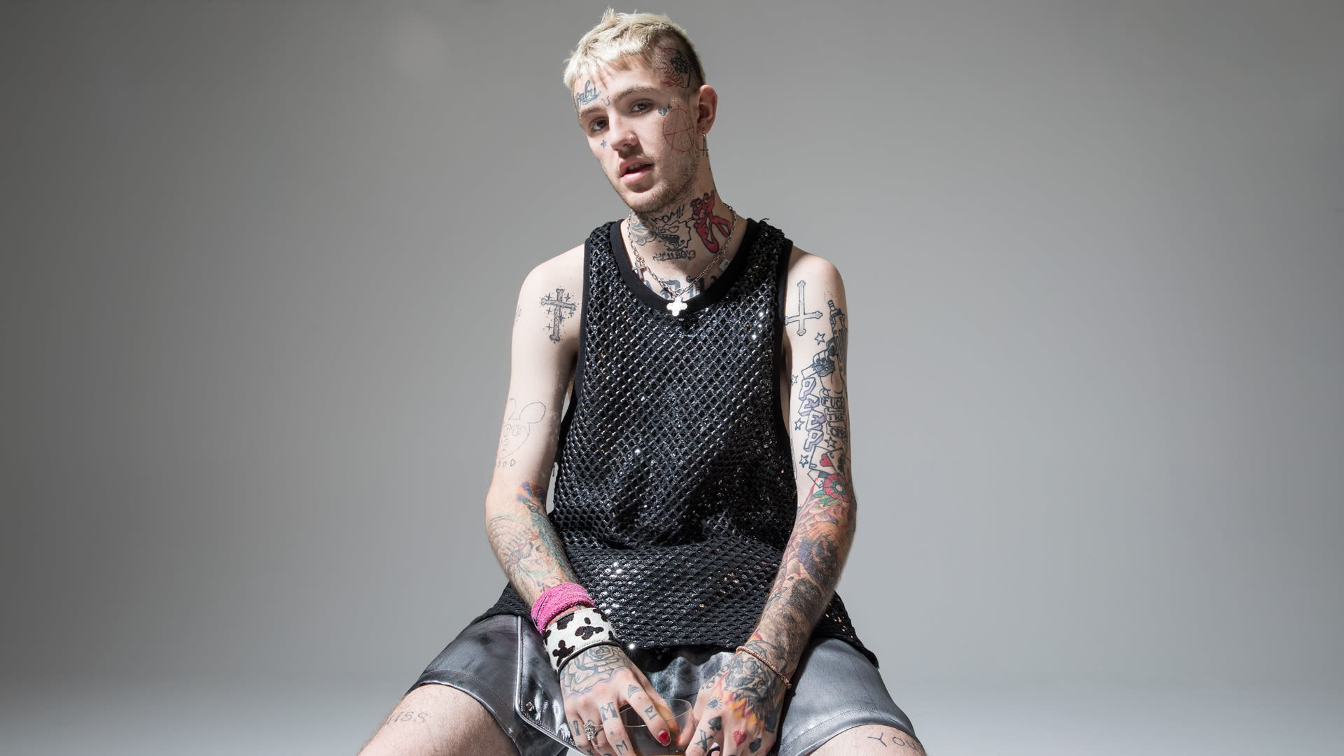Lil Peep showing his face tattoos during the GQ Tattoo Tour