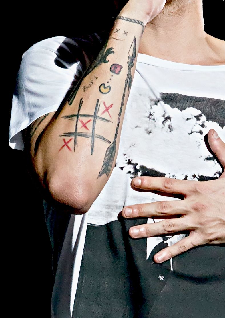 Louis Tomlinson bird arm tattoo