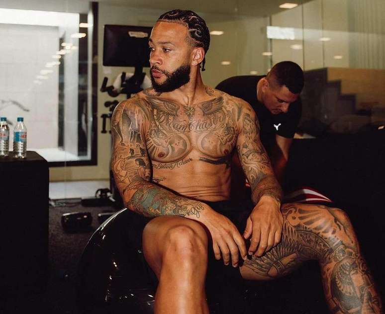 Memphis Depay chest arm and leg tattoos during training