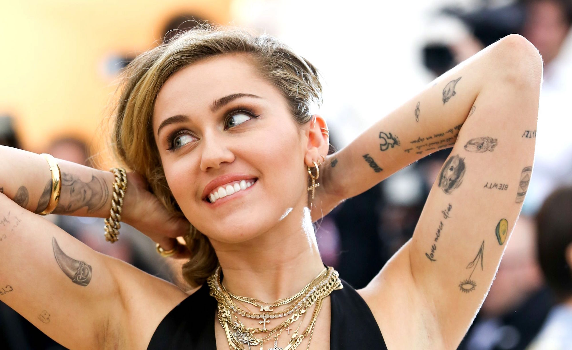 Miley Cyrus showing her tattoo collection