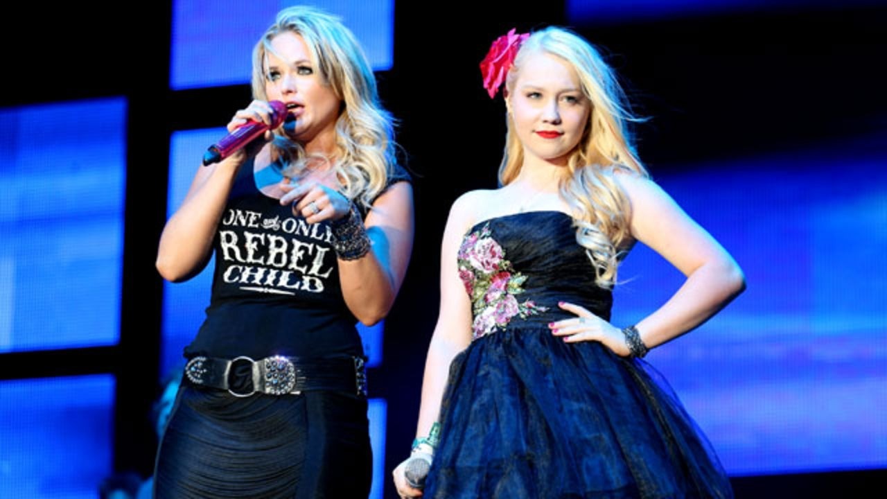 Miranda Lambert and her tour mates showing matching music note tattoos