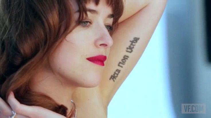 Dakota Johnson Non mi uccida script tattoo on her arm