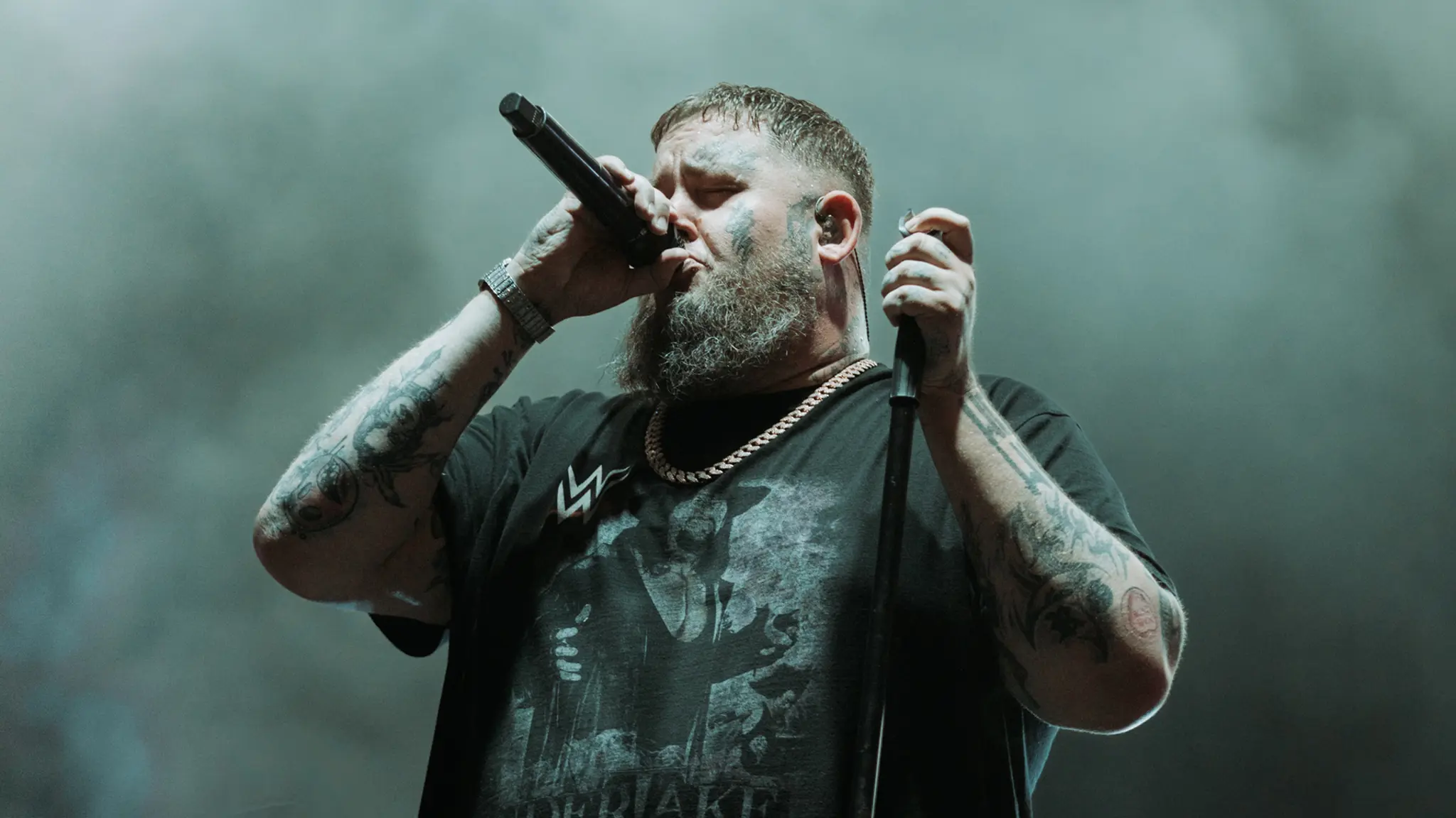 Rag’n’Bone Man instrument and arm tattoos live
