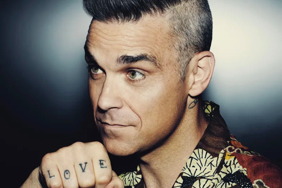 Robbie Williams LOVE knuckle tattoos