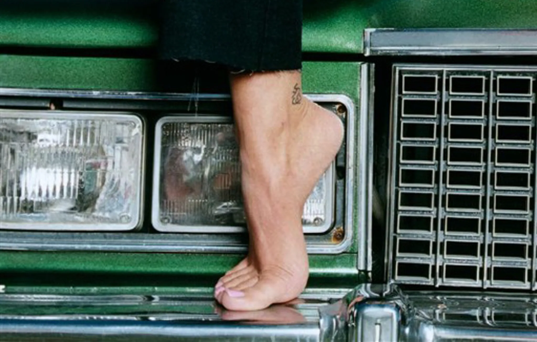 Sarah Michelle Gellar ankle kanji tattoo