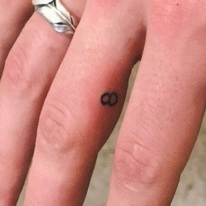 Shawn Mendes number eight tattoo on the finger