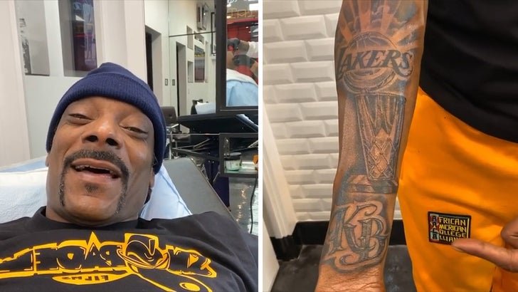 Snoop Dogg showing the Kobe Bryant and Lakers tribute tattoo on his forearm