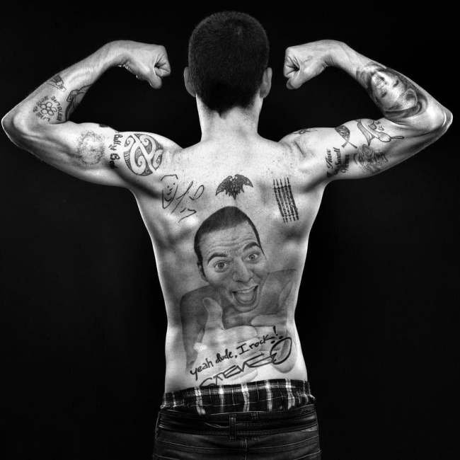 Steve-O showing face and hand tattoos