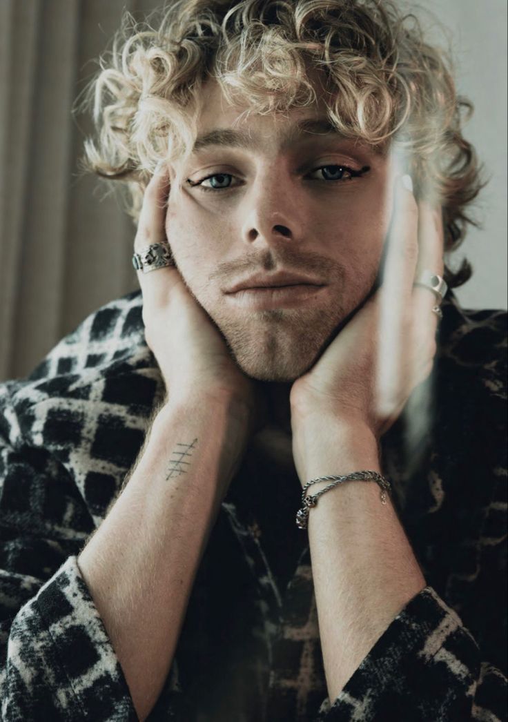 Luke Hemmings tally mark tattoo on his wrist