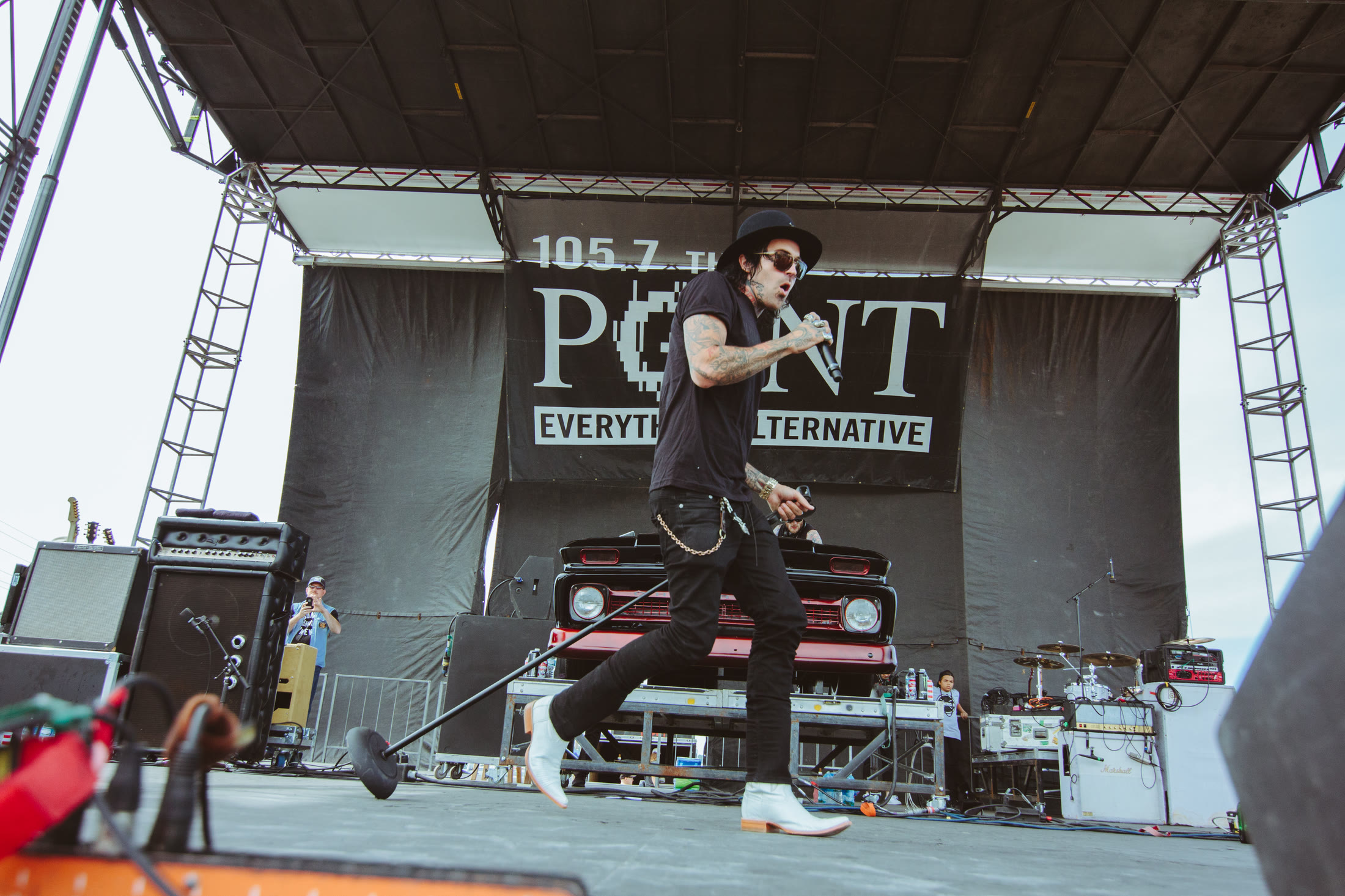 Yelawolf side tattoos onstage