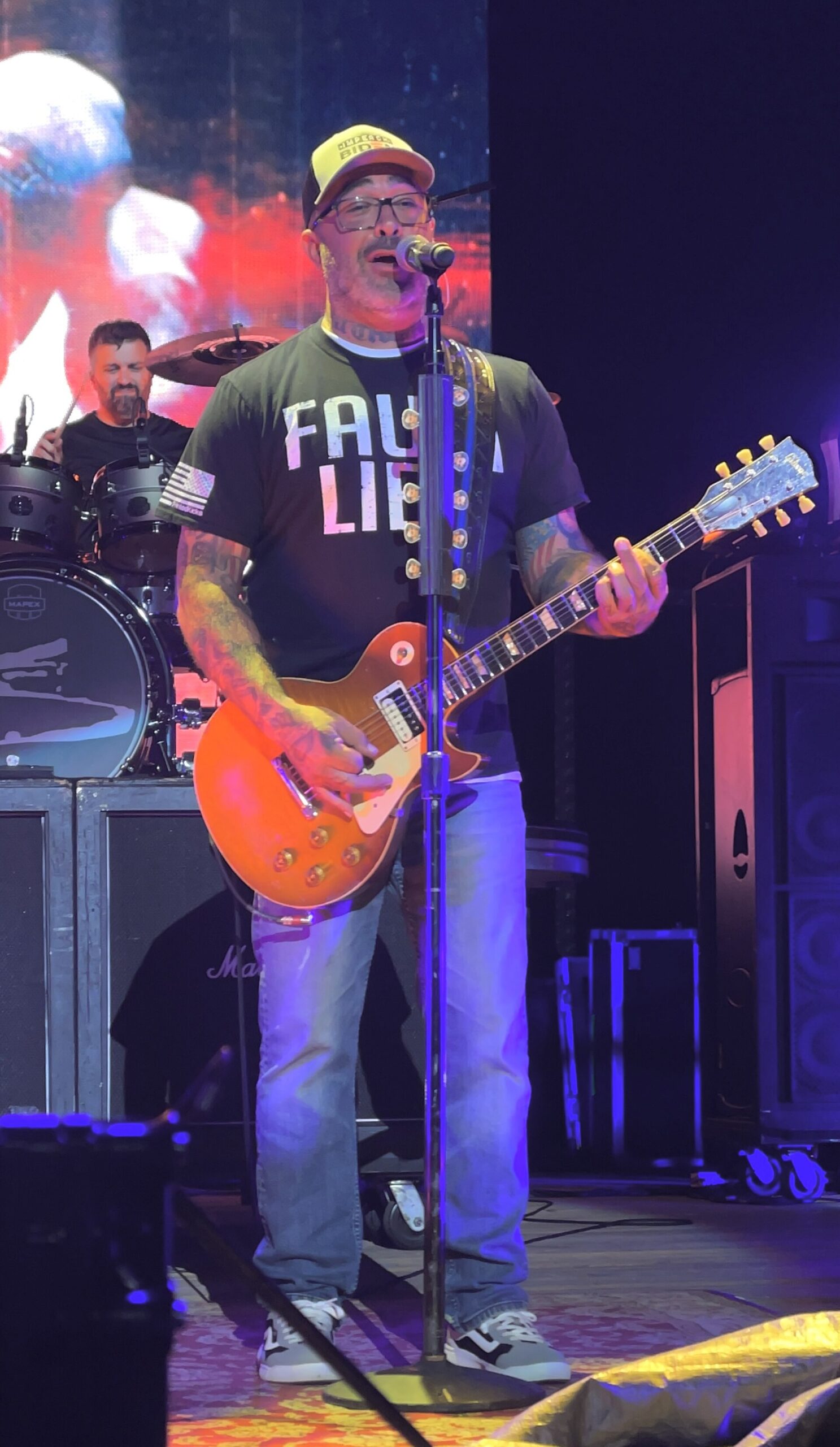 Aaron Lewis tattooed arms on stage