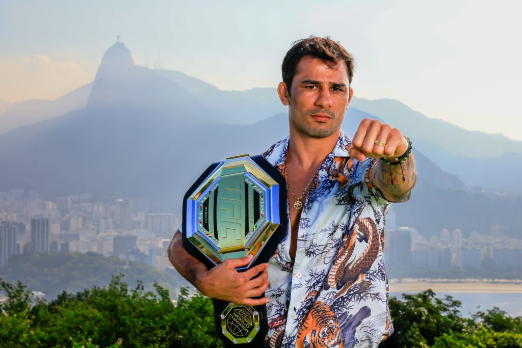 Alexandre Pantoja in a contextual photograph: A promotional photograph in Rio; not tattoo evidence
