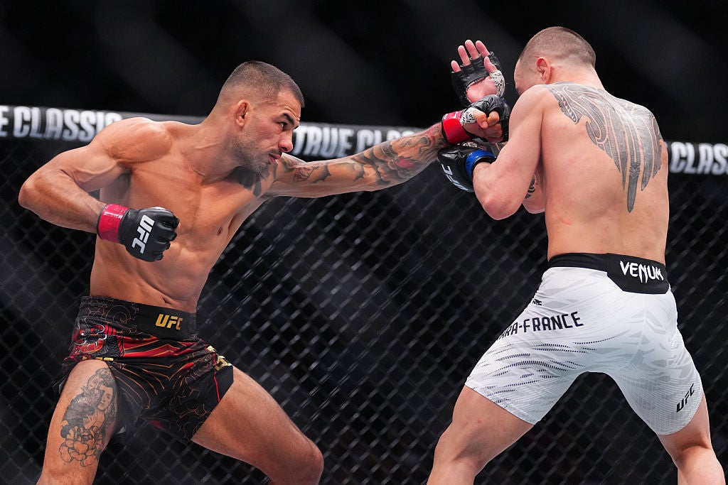 Alexandre Pantoja tattoos: The woman and flowers on his right thigh