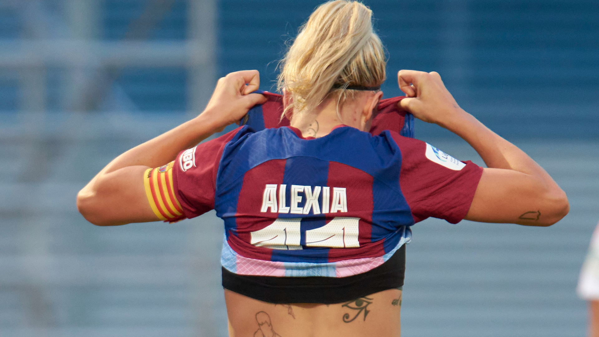 Alexia Putellas tattoos: the Latin phrase across the upper back