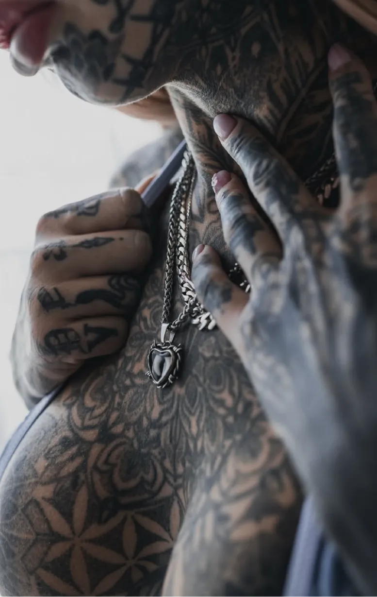 Amber Luke tattoos: Early tattoo timeline and dense chest/hand ink
