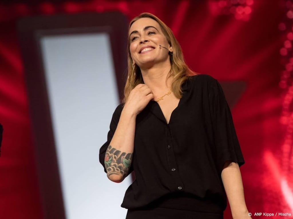 Anouk tattoos: television appearance where the lower forearm, elbow and wrist edge of the sleeve can be seen clearly