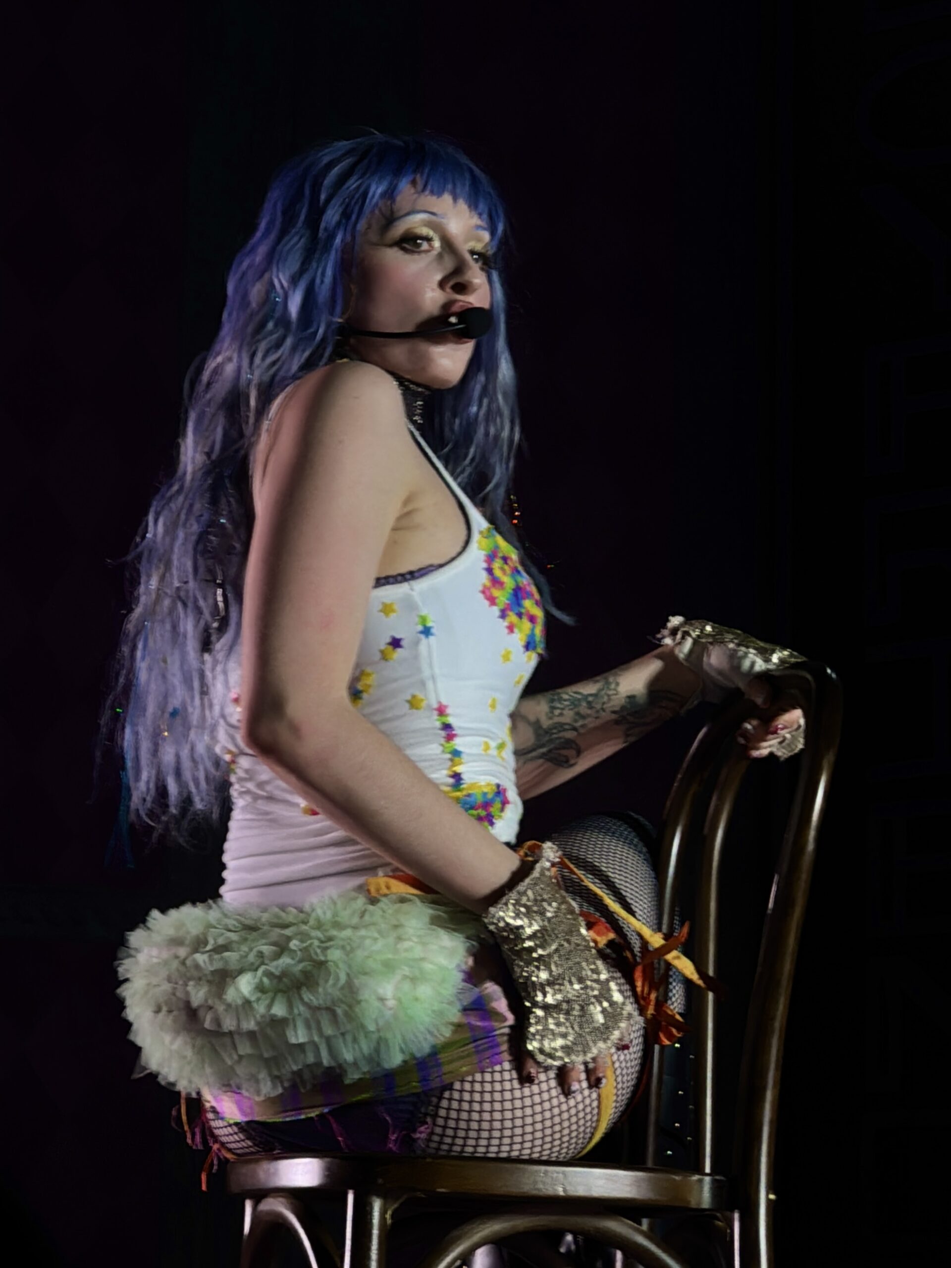 Ashnikko arm tattoo on stage
