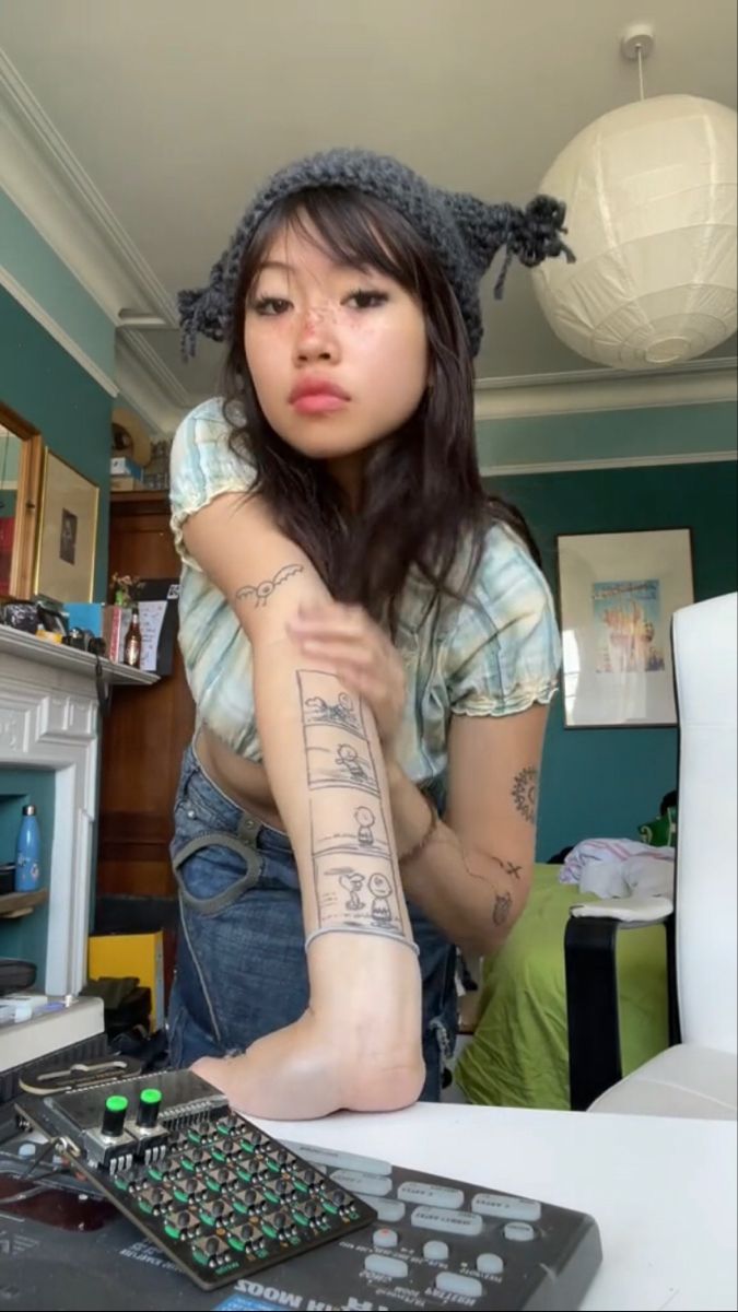 Beabadoobee Peanuts tattoo Beabadoobee tattoos: Peanuts comic-strip arm tattoo