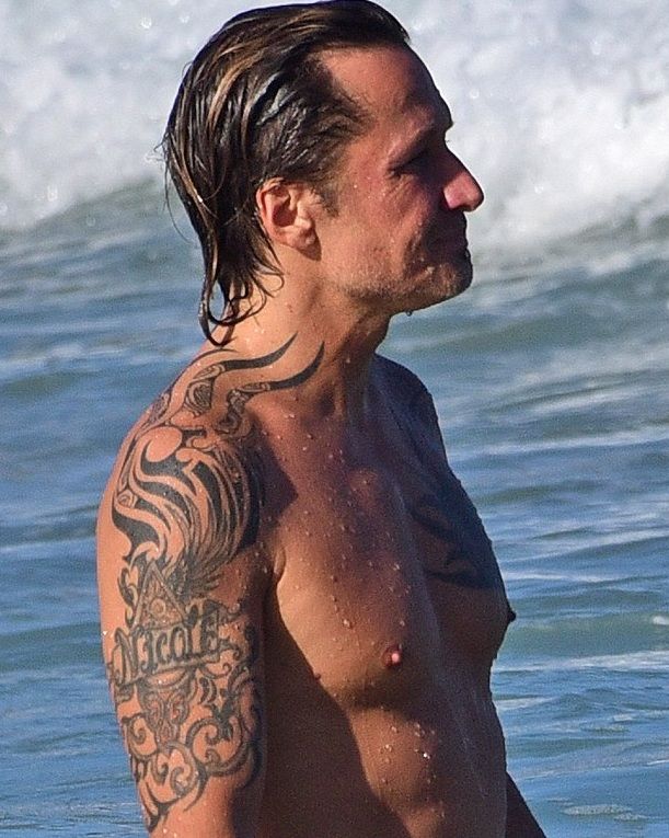 Keith Urban shoulder and chest tattoos