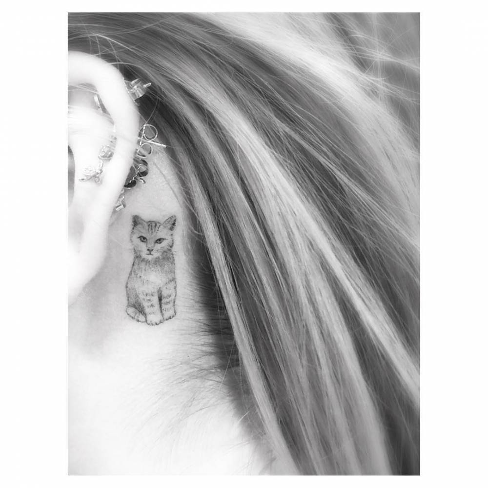Bella Thorne cat tattoo behind ear