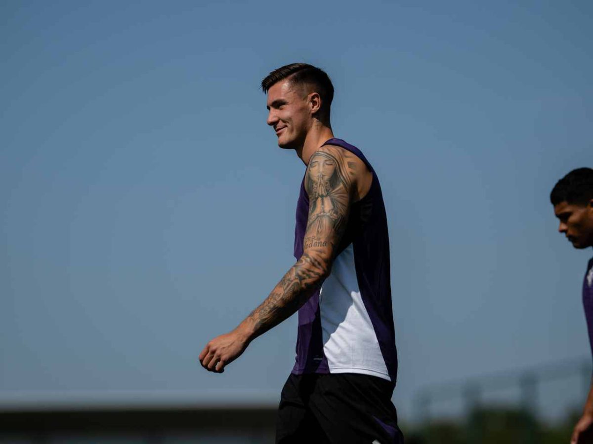 Benjamin Šeško Training photograph clearly showing the large religious portrait and detailed sleeve on the upper arm Benjamin Šeško tattoos: Training photograph clearly showing the large religious portrait and detailed sleeve on the upper arm