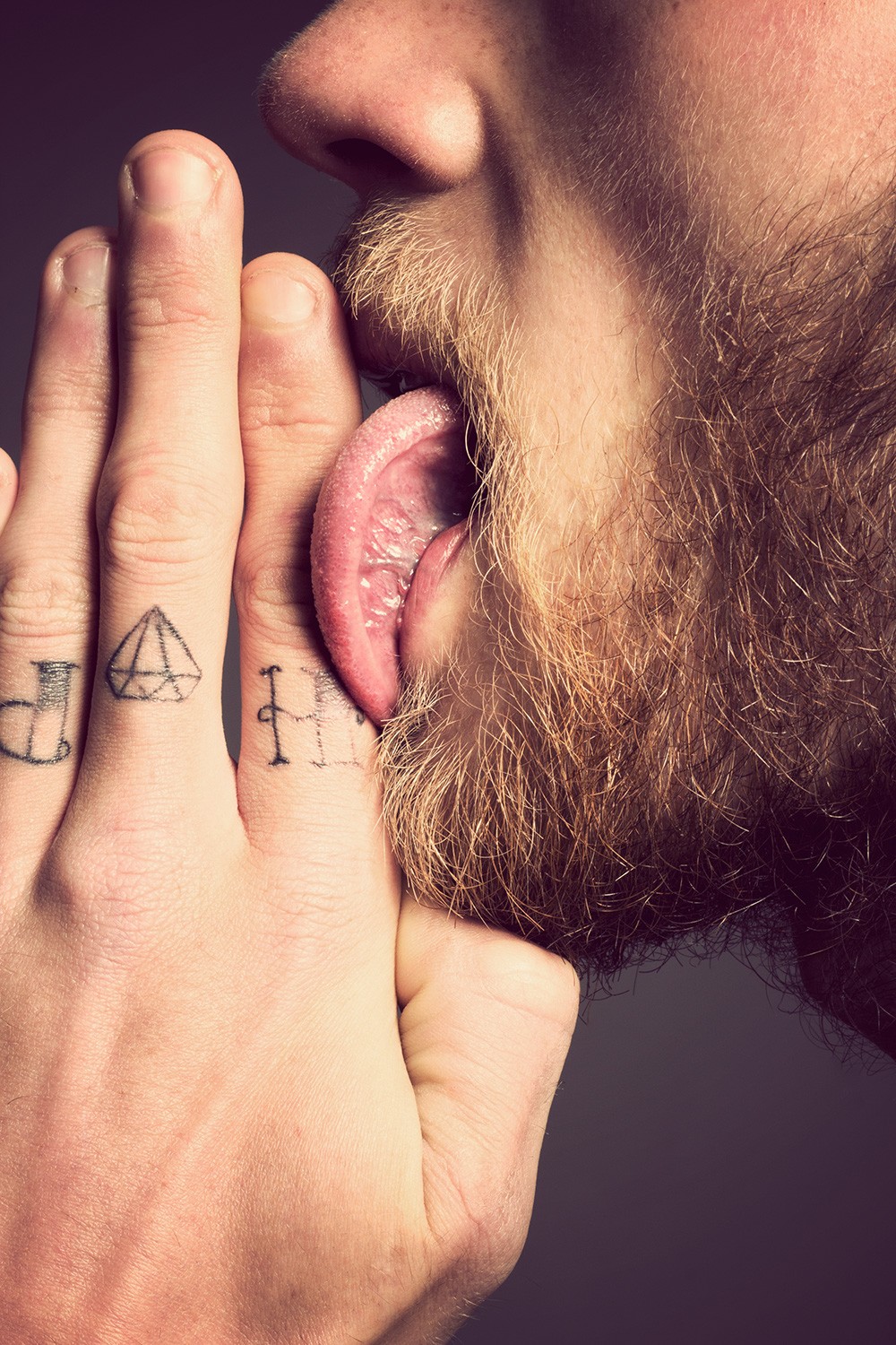 Billy Huxley Geometric diamond and adjacent serif lettering visible on fingers Billy Huxley tattoos: Geometric diamond and adjacent serif lettering visible on fingers
