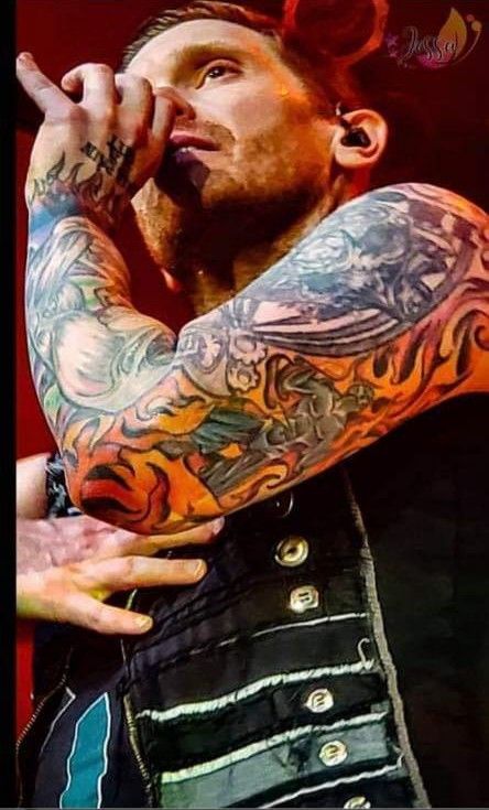 Brent Smith colorful sleeve tattoos on stage