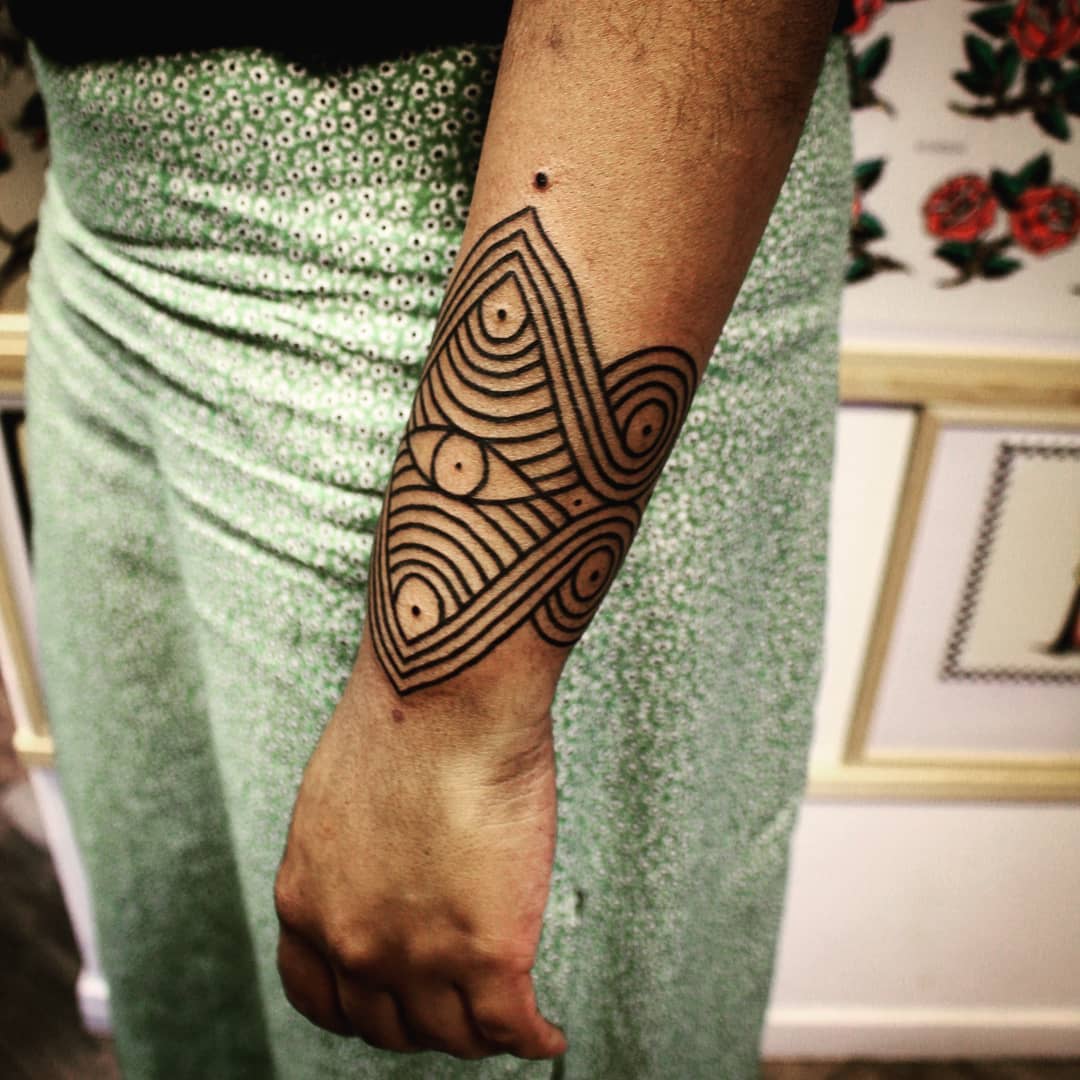 Candice Soleillant tattoos: Documented geometric banding through the arm