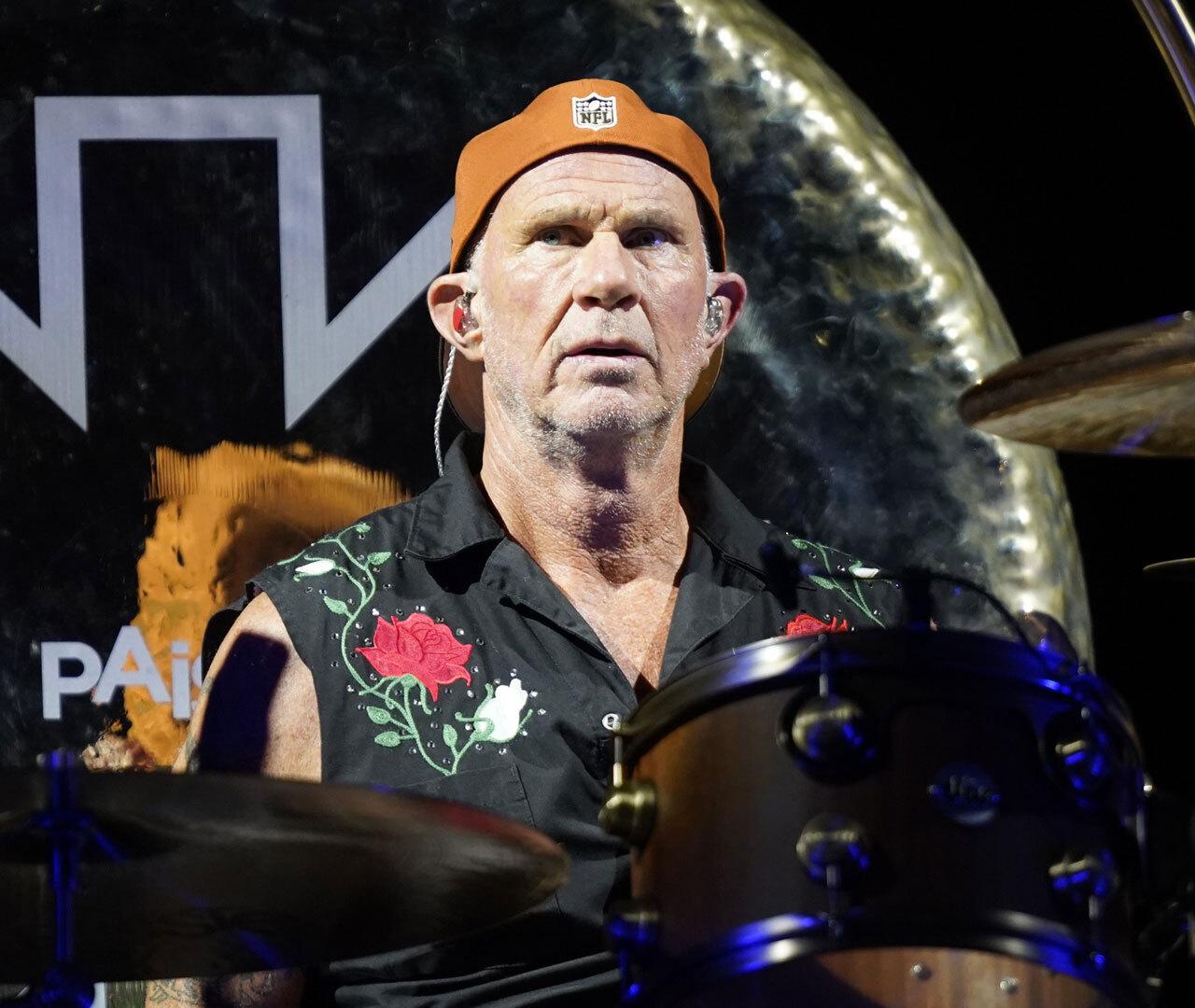 Chad Smith arm tattoos on stage