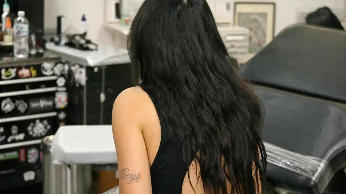 Charli XCX Boys upper-arm tattoo Charli XCX tattoos: Inline tattoo evidence