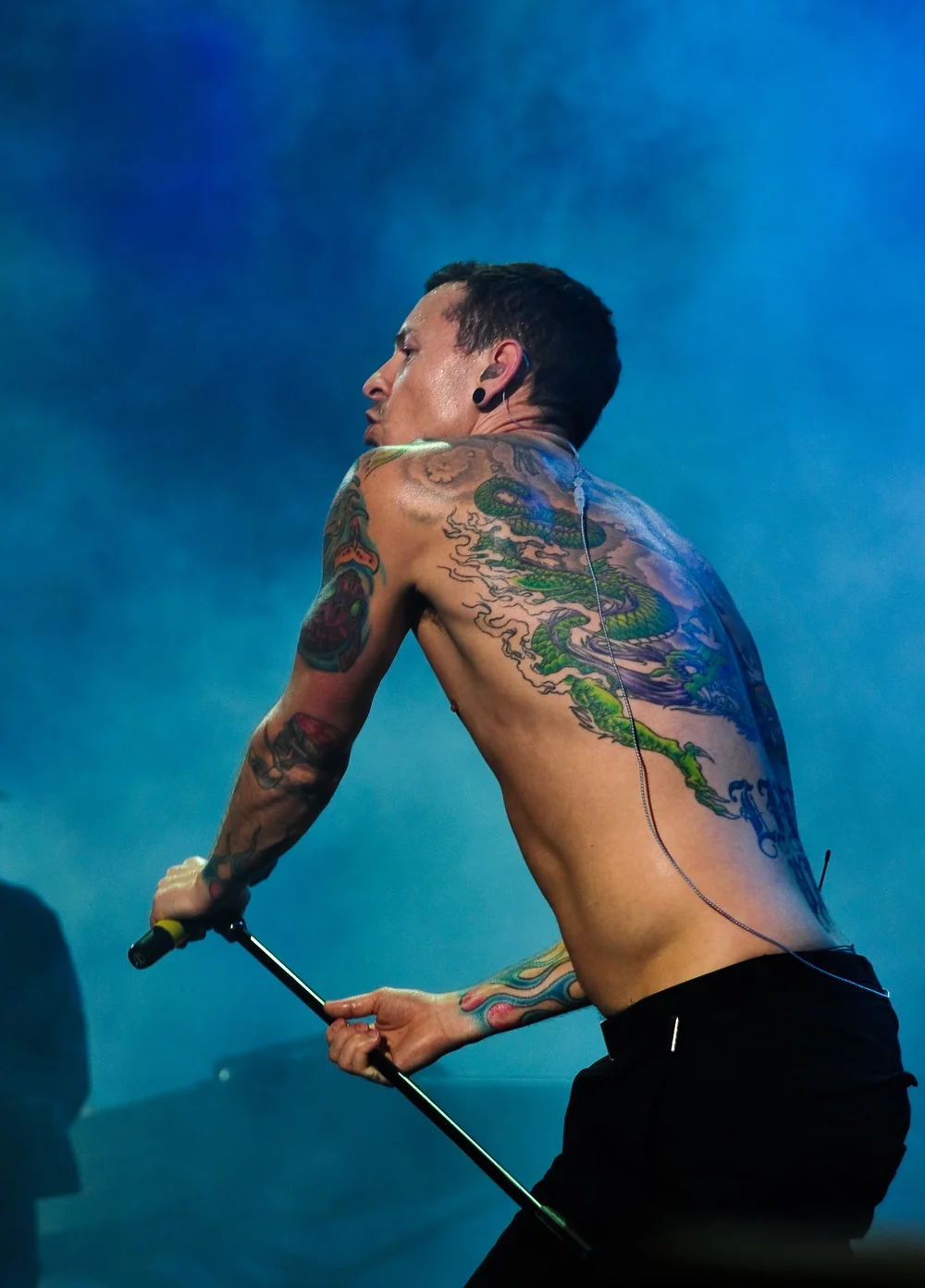 Chester Bennington green dragon back tattoo during a live performance