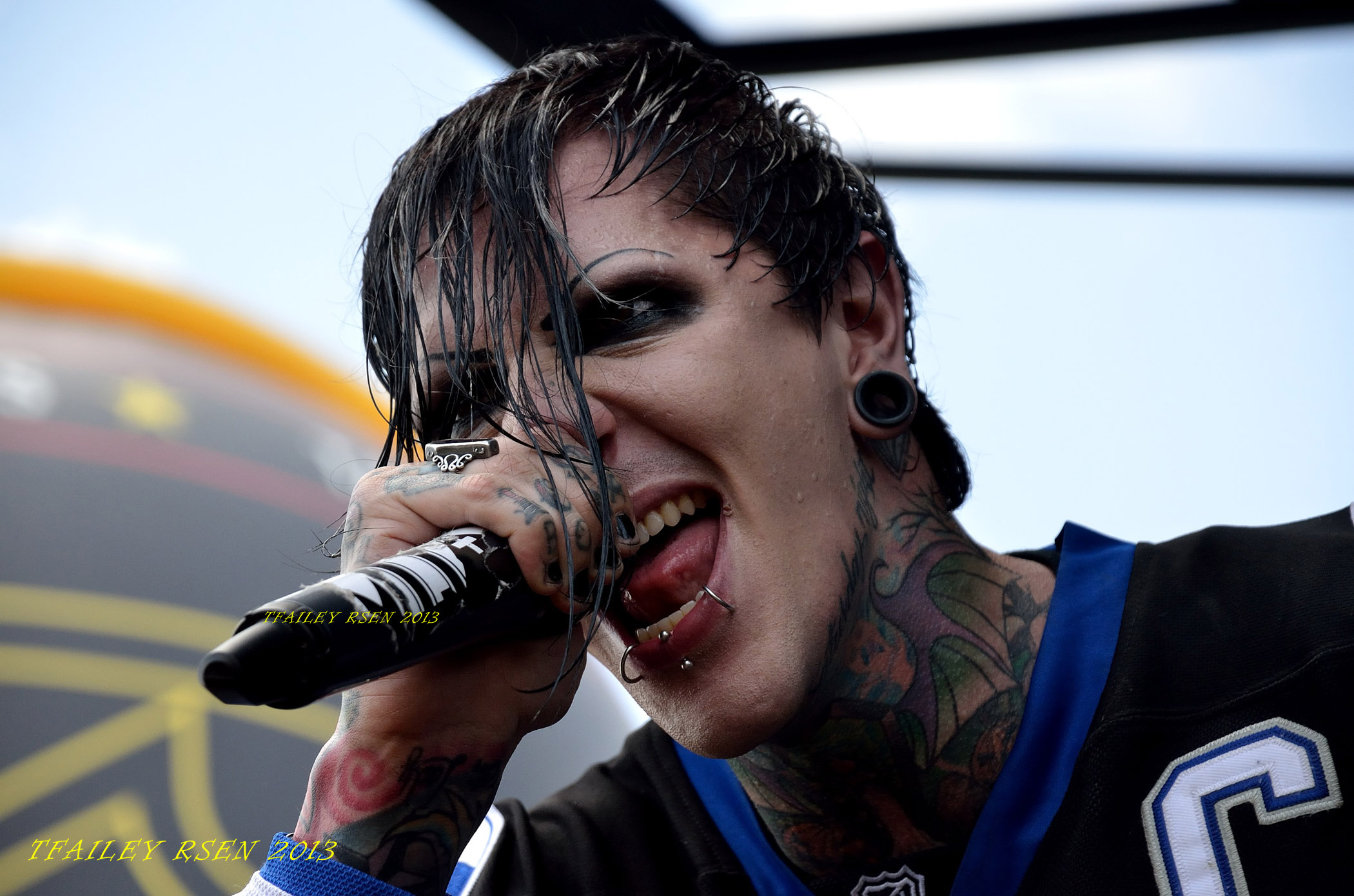 Chris Motionless knuckle tattoos