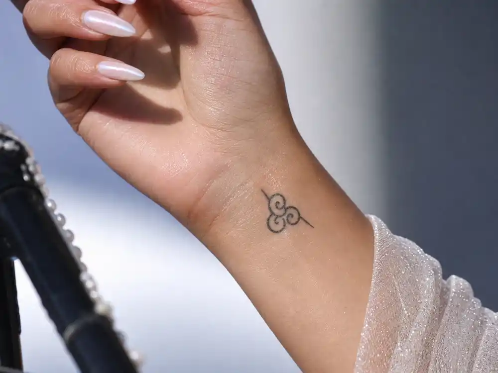 Christina Aguilera wrist swirl tattoo