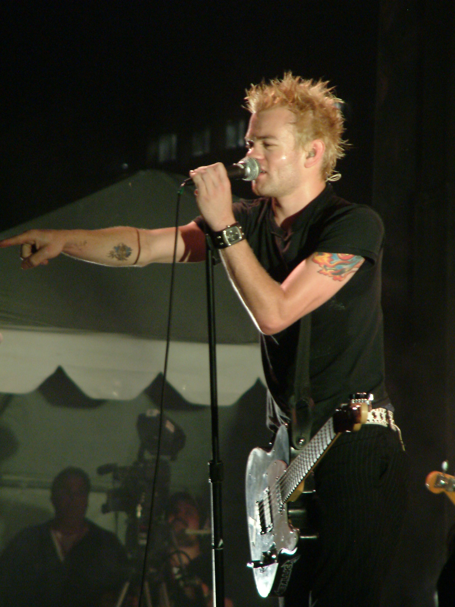 Deryck Whibley tattooed arms on stage
