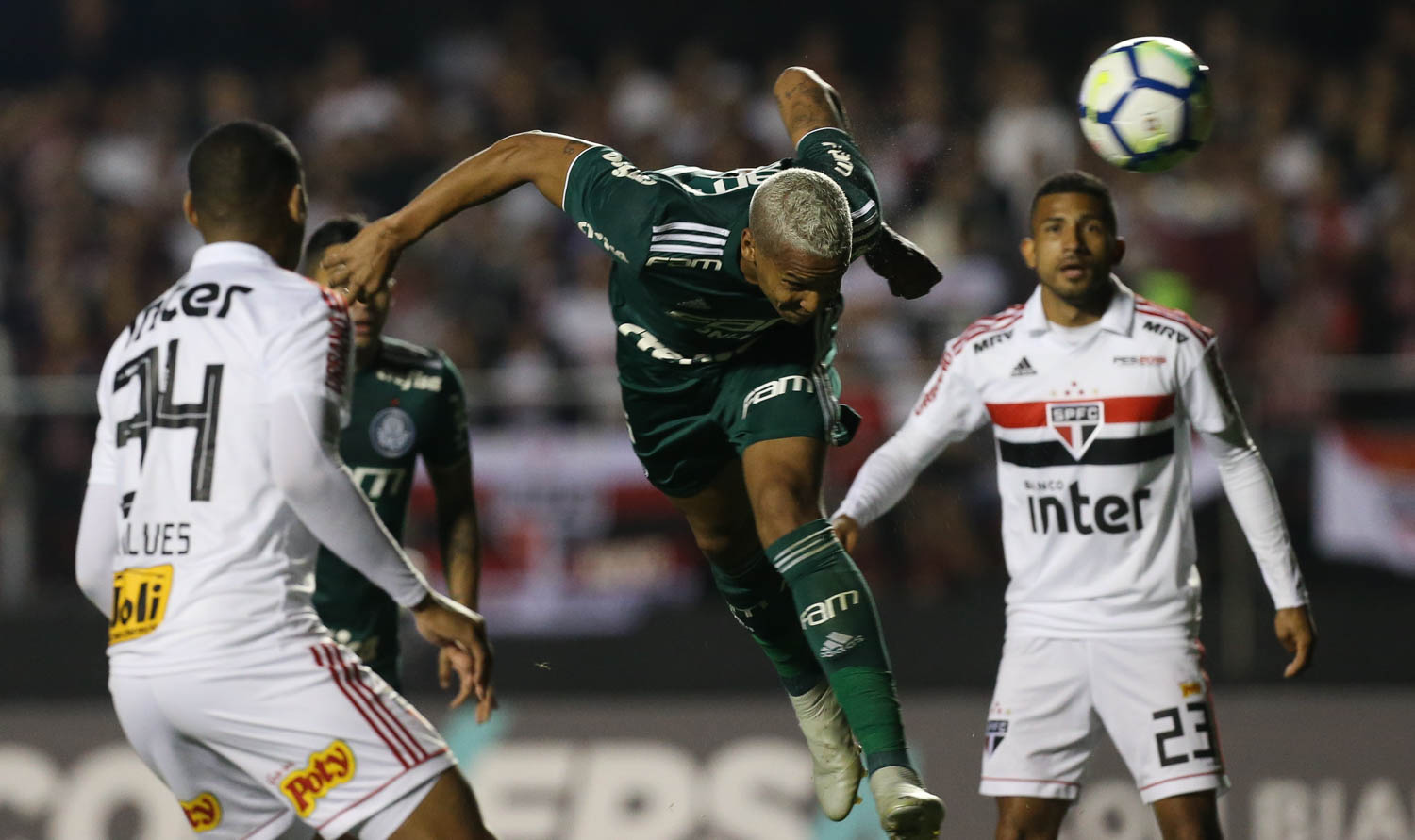 Deyverson contests an aerial ball against São Paulo Deyverson in a contextual photograph: A player in motion; not tattoo evidence