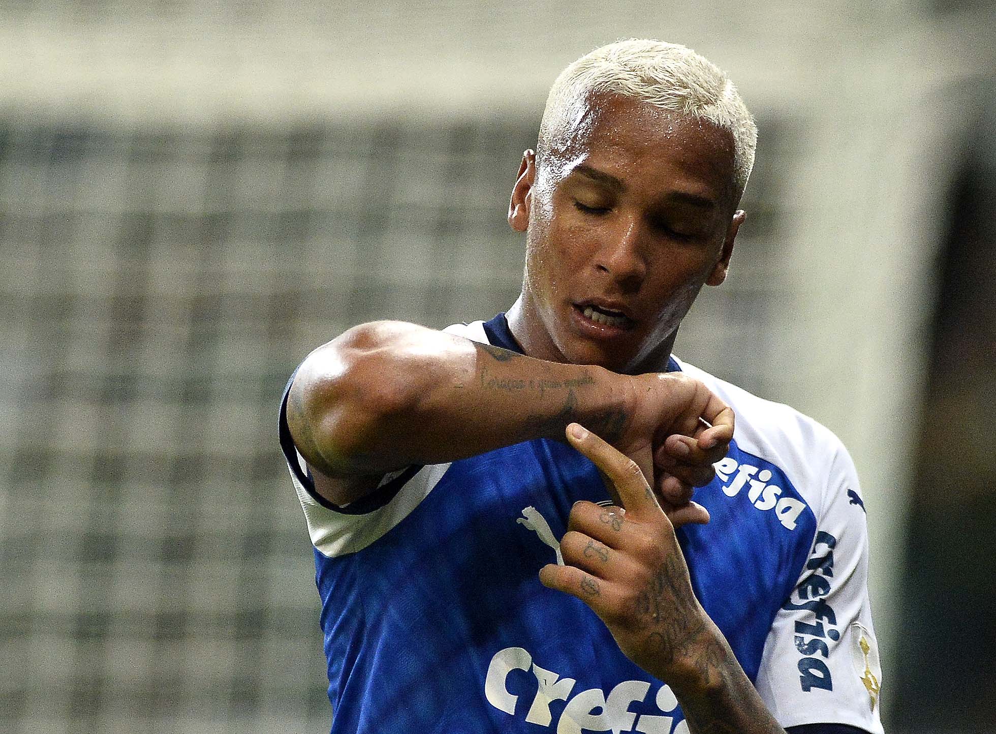 Deyverson points to his Coração é quem manda forearm tattoo Deyverson tattoos: The song-title lettering on his right forearm