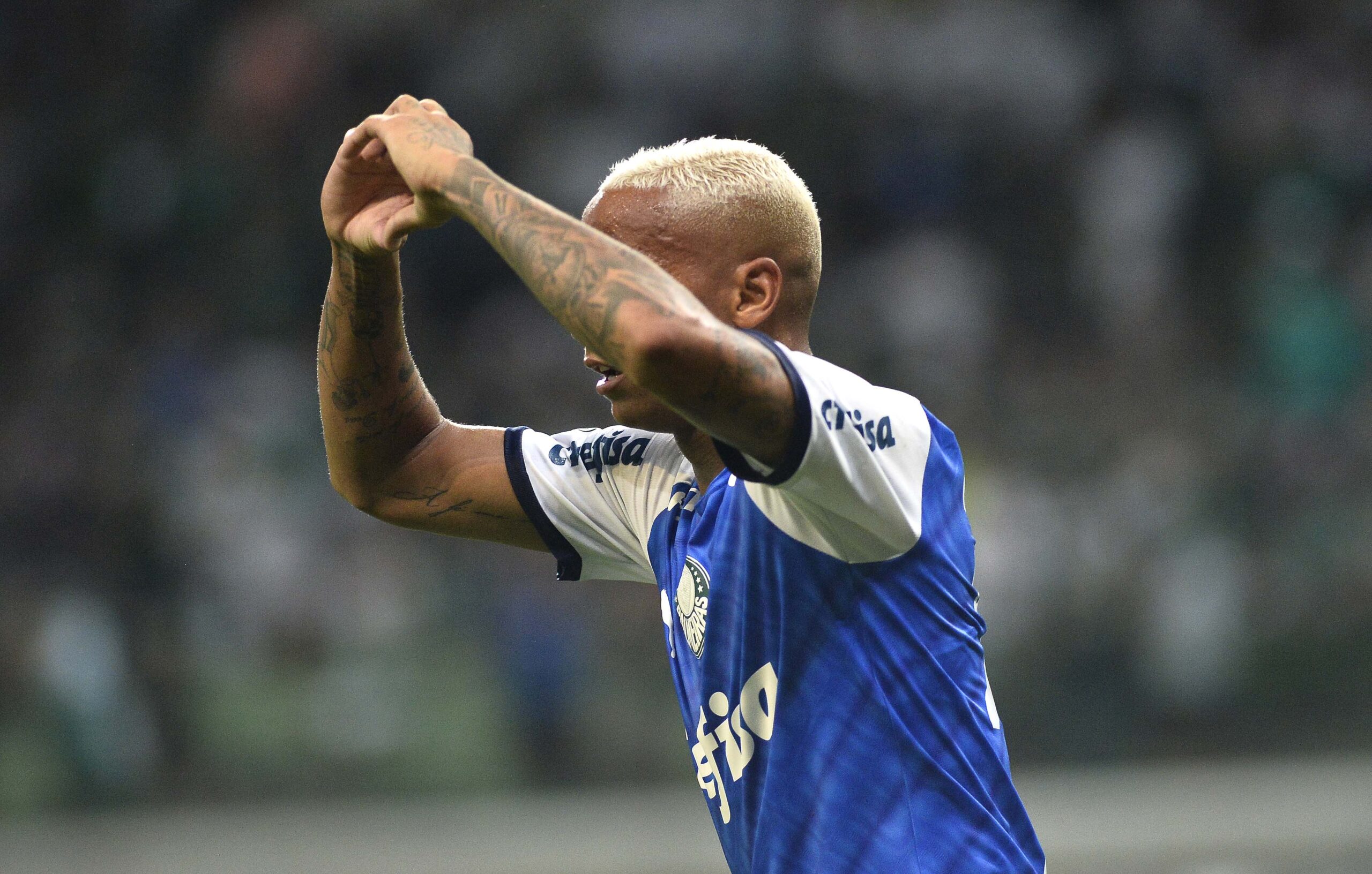 Deyverson makes a heart gesture after scoring against Melgar Deyverson in a contextual photograph: Love and football in 2019; not tattoo evidence